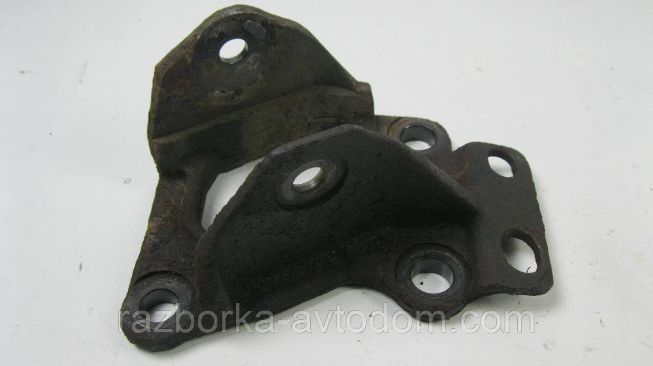 Кронштейн задньої балки правий Citroen C4 Picasso, Berlingo, Peugeot Partner OE:5156 33