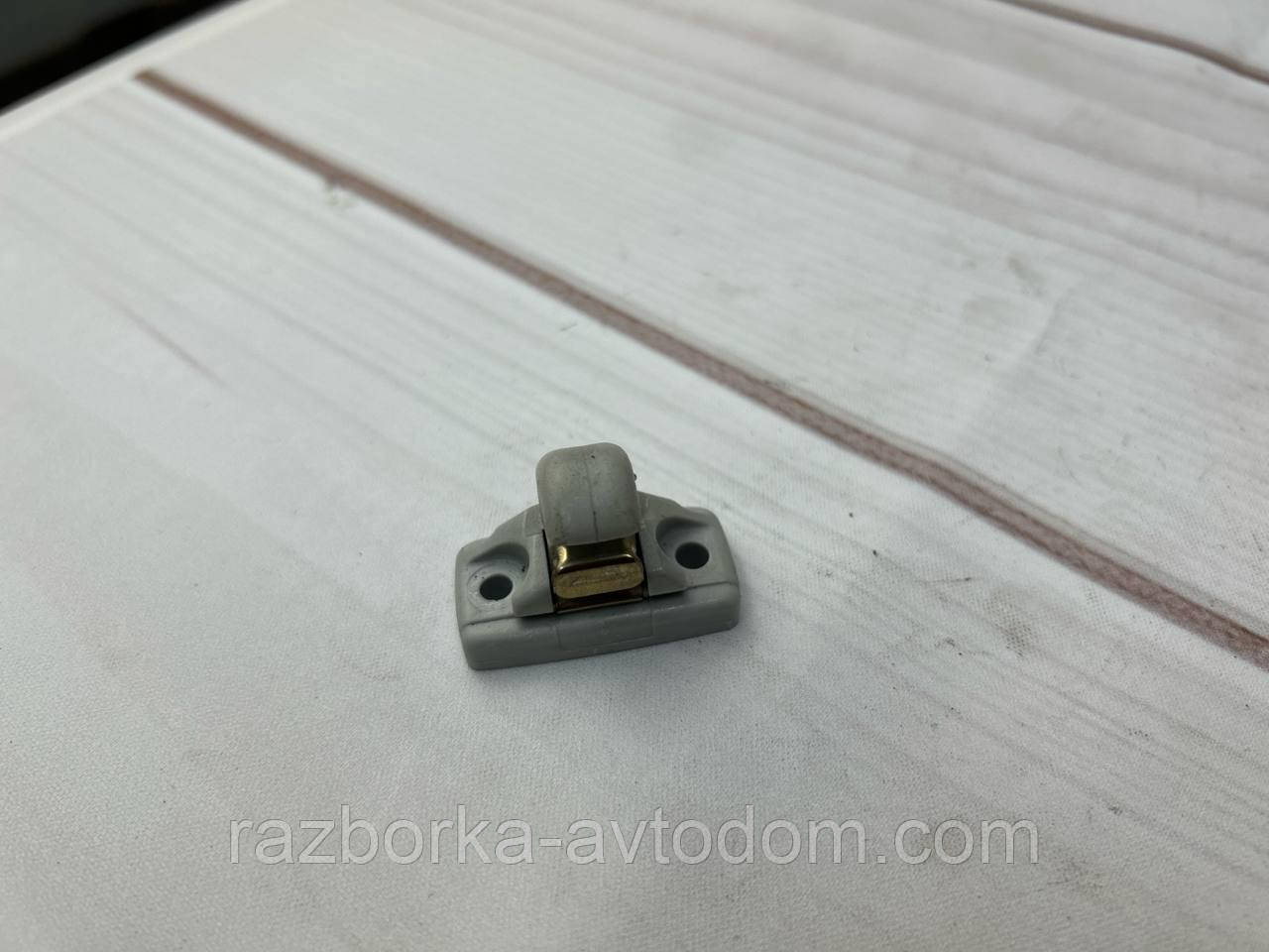Кріплення/фіксатор козирка сонцезахисного VW Passat B5, Touran, Caddy, t5. T6 OE:3b0857561b