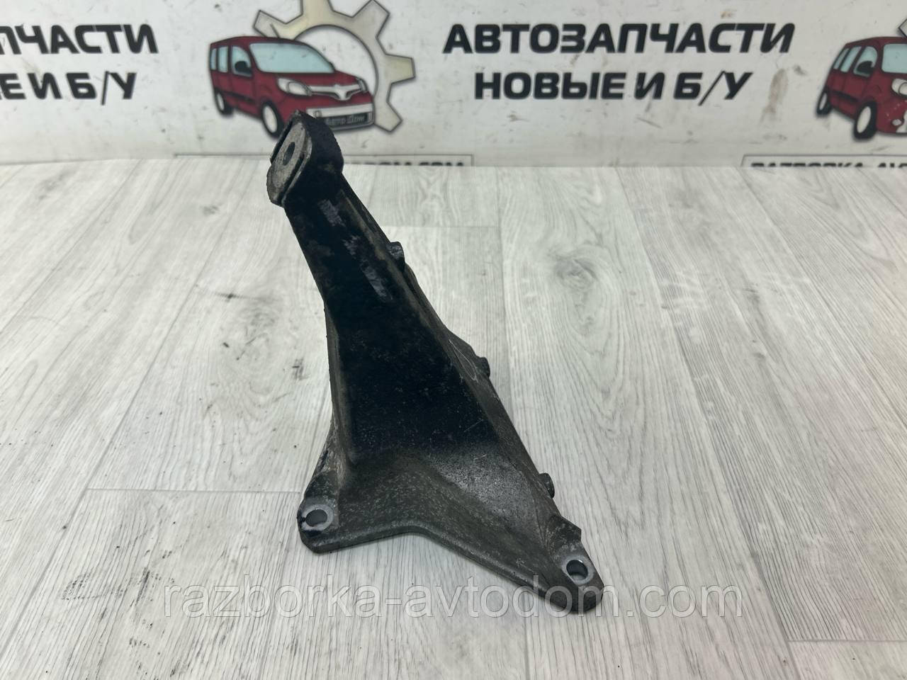Кронштейн/кріплення двигуна правий Skoda Superb 1 (02-08) OE:8d0199308ag