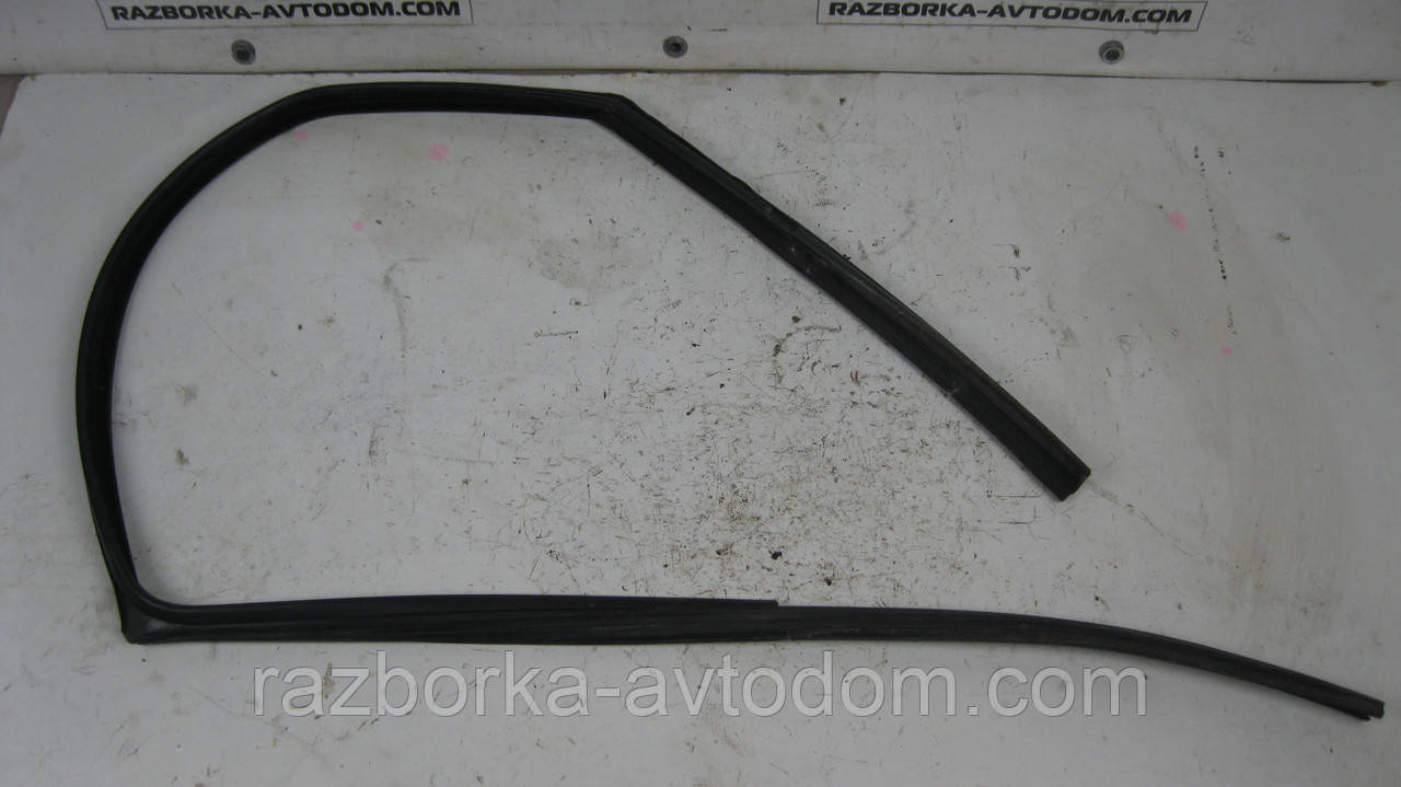 Ущільнювальна гумка скла задніх правих дверей Opel Vectra B (1995-2002) OE:90464294