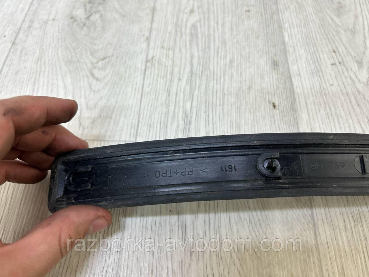 Накладка на поріг внутрішній зад правий Opel Omega B (93-99) OE: 90431698