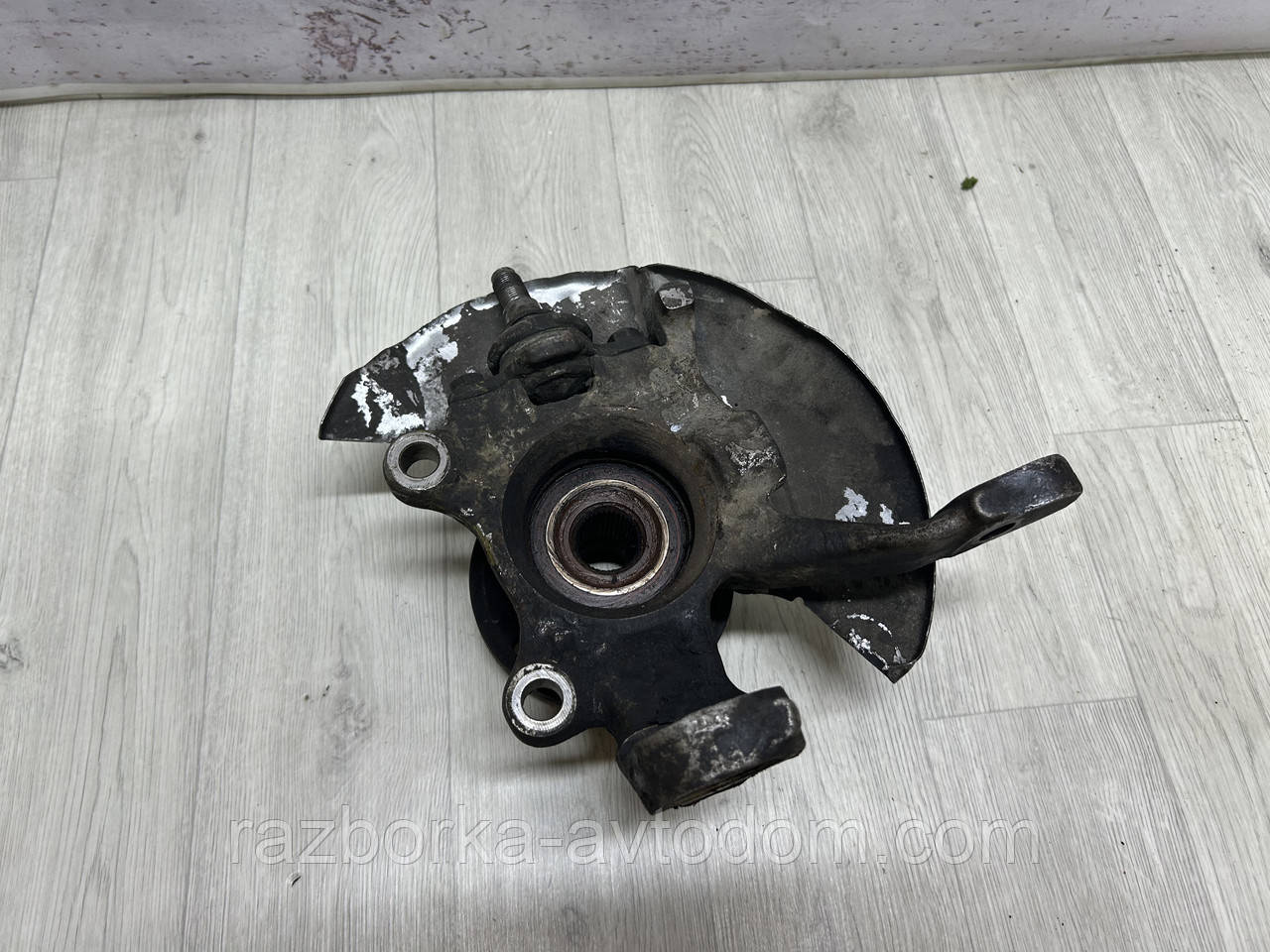 Поворотний кулак/ступиця передня ліва (цуфа) VW Transporter T4 (1990-1996) OE:701407257C
