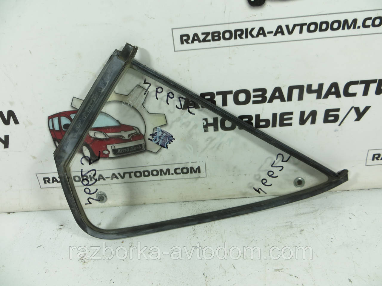 Скло заднього правого дверцята (форточка) BMW 5 E28 (1981-1987) ОЕ: 1879608 bmw