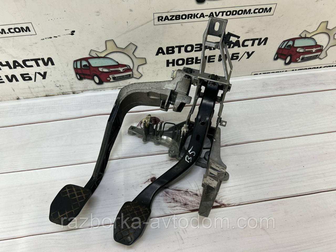 Блок педалей (педаль зчеплення та гальма) VW Passat B5 (96-00) Audi A6 C5, A4 B5 OE:8d1721117k
