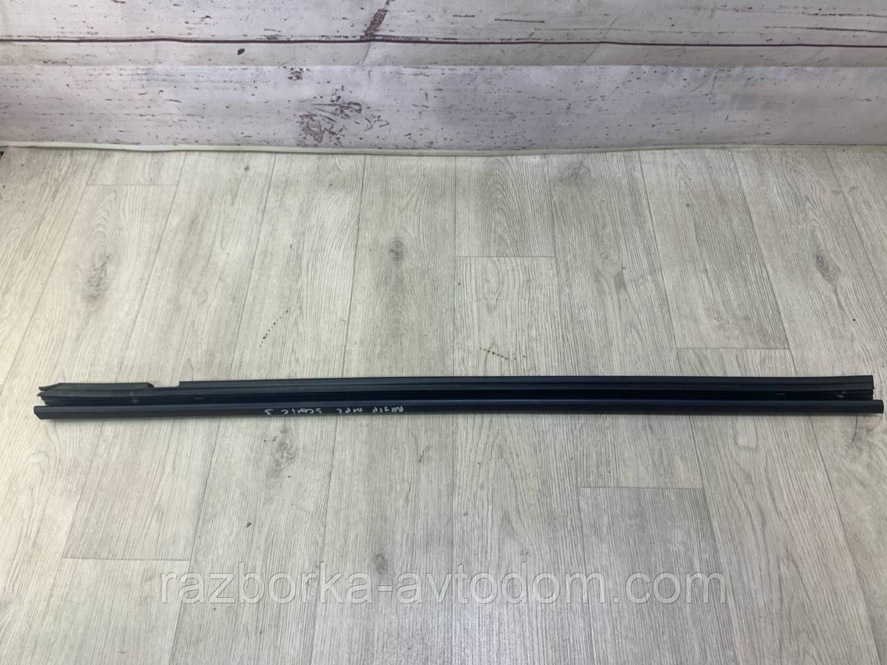 Ущільнювач скла внутрішніх передніх лівих дверей Renault Scenic III (09-16) OE:762529052R