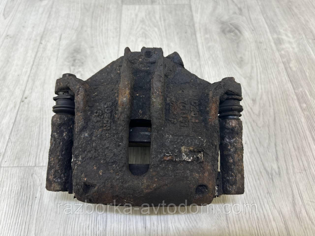 Суппорт передній лівий Citroen Berlingo (03-08) OE:4400R6