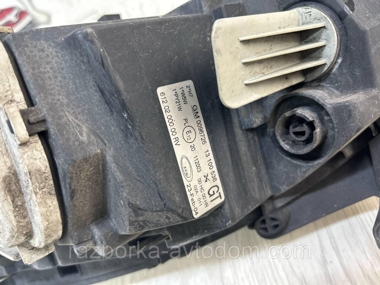 Фара права Opel Corsa C (00-06) OE:13100536