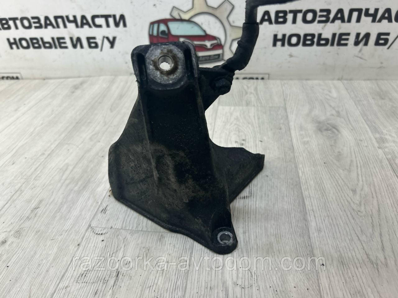 Кронштейн/кріплення двигуна правий Skoda Superb 1 (02-08) OE:8d0199308ag