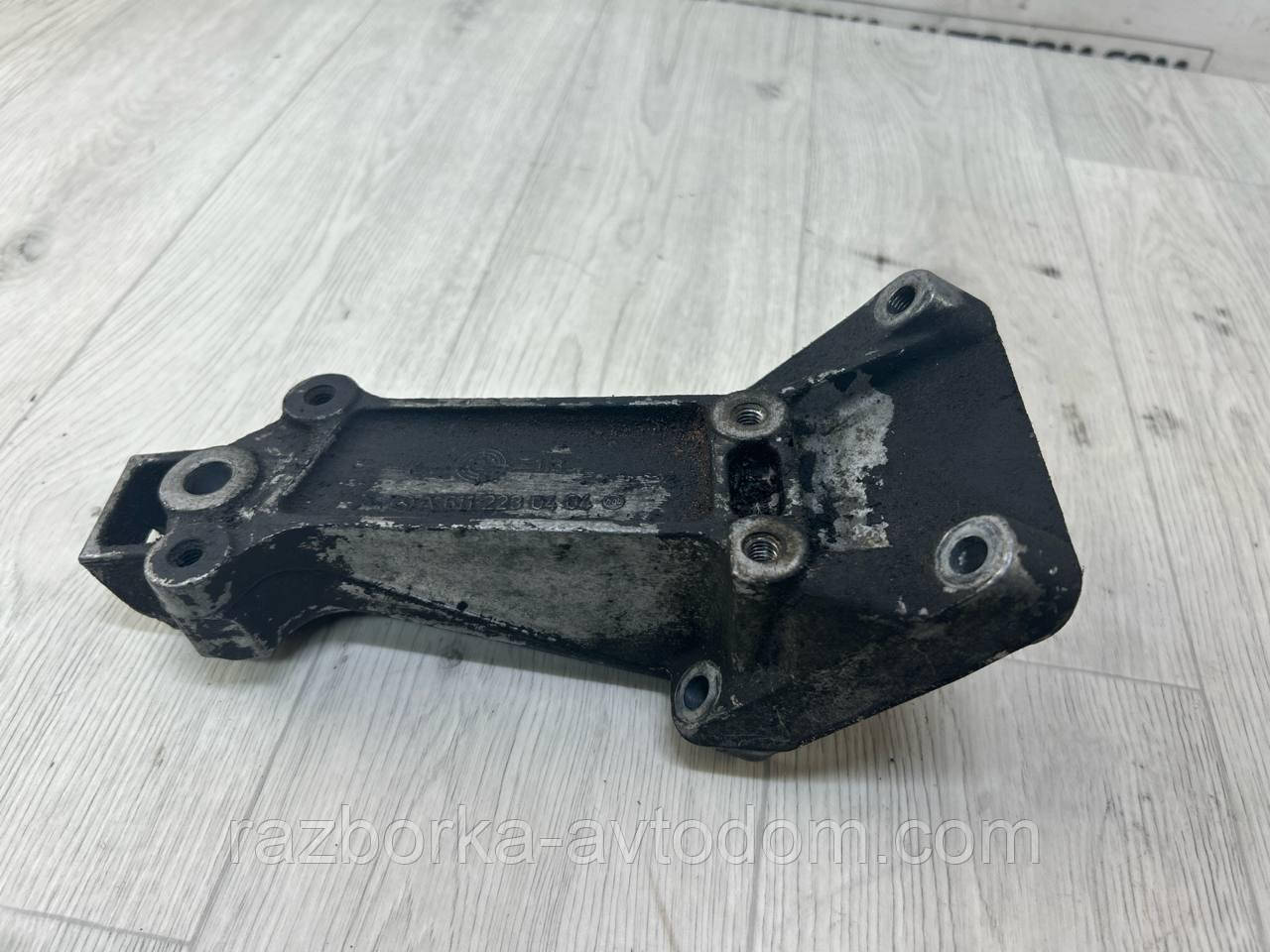 Кронштейн/кріплення опори двигуна лівий 2,2CDI Mercedes Sprinter (95-06) OE:A6112230404