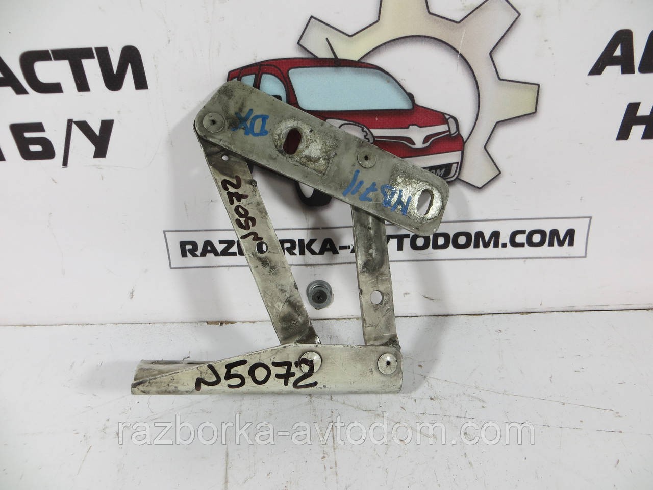 Петля капота права Mercedes Vario 609-711 608