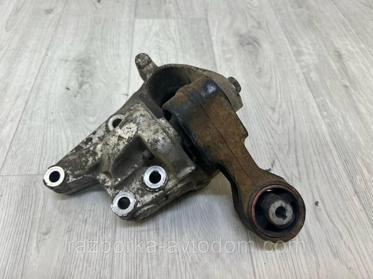 Кронштейн/кріплення подушки двигуна правий 2,0HDI Peugeot 407 (04-11) OE:96451611