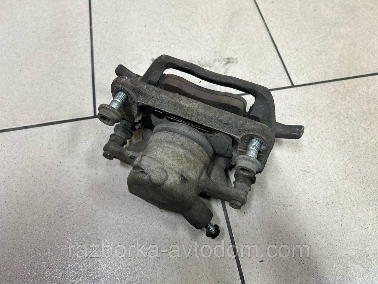 Суппорт передній лівий Peugeot 407 (04-11) OE:4401H2