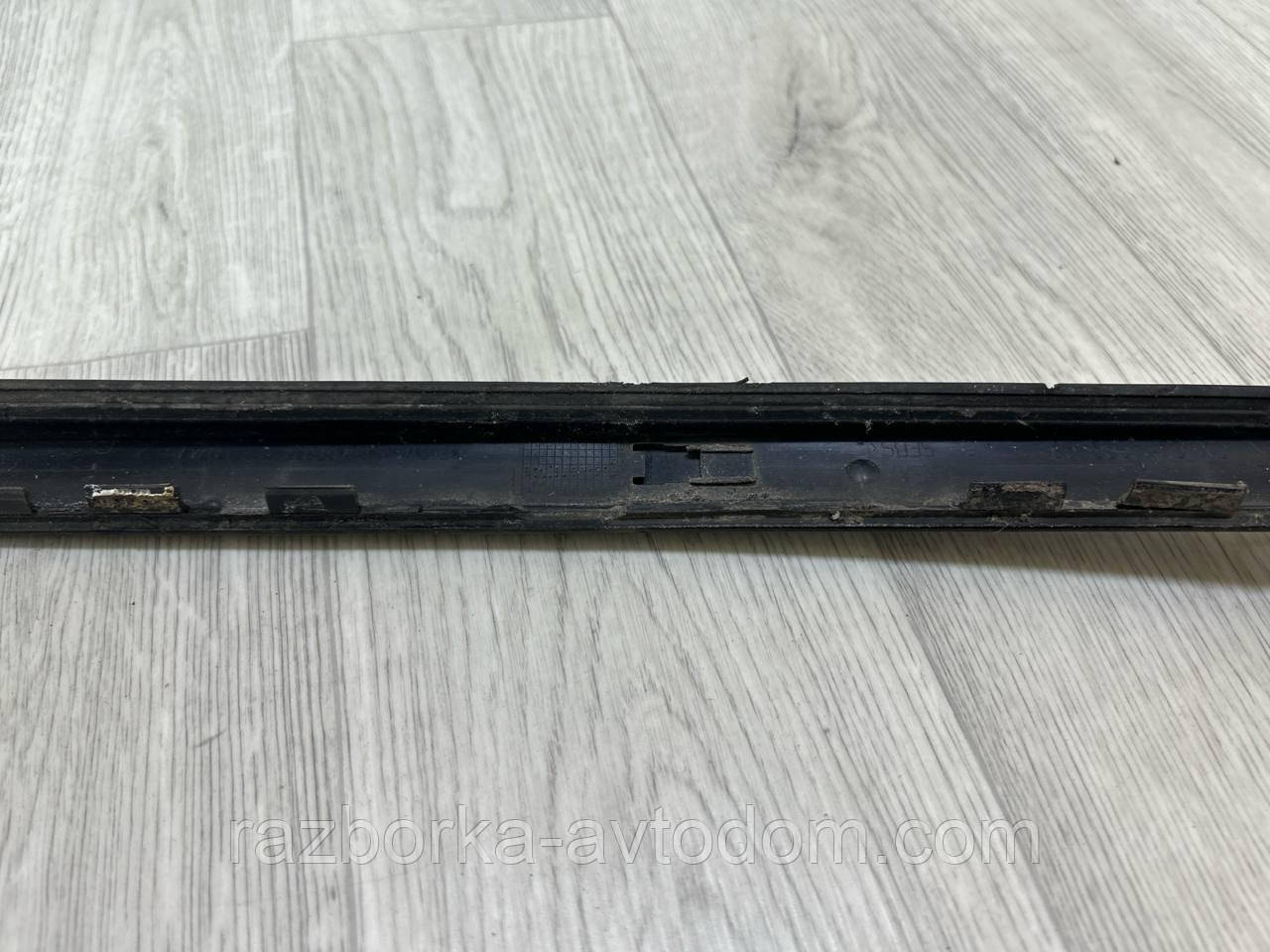 Накладка (молдінг) стійки лобового скла зовнішня права CITROEN C4 (04-08) OE:96563473XC ДЕФЕКТ
