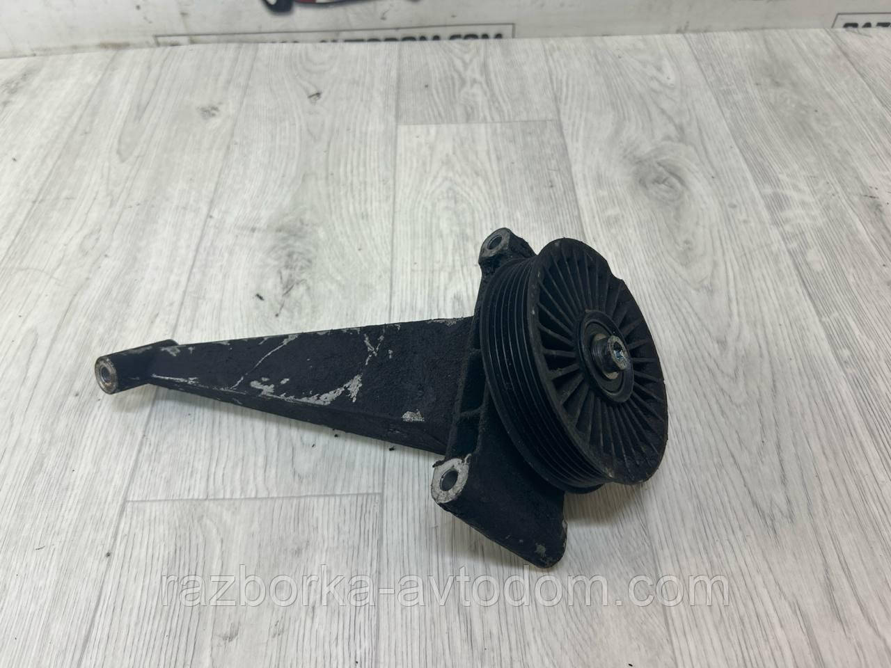 Натягувач ременя генератора з роликом Mercedes Sprinter (95-06) 2,2CDI, 2.7CDI OE:a6112340393