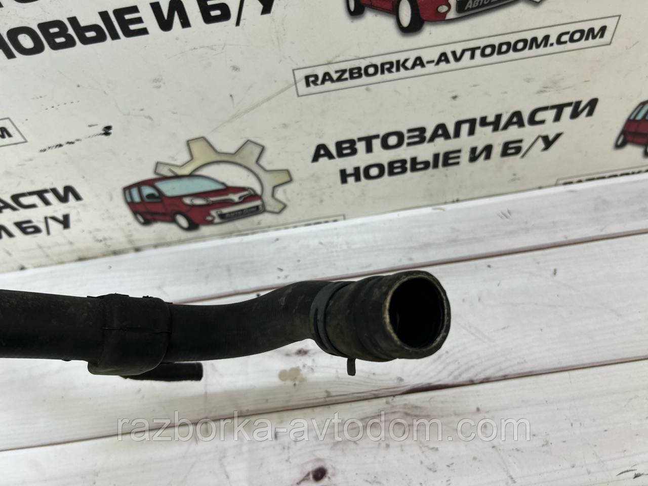 Патрубок охолодження 1.9TDI від радіатора верхній VW PASSAT B5 (96-05) OE: 4B0121101E