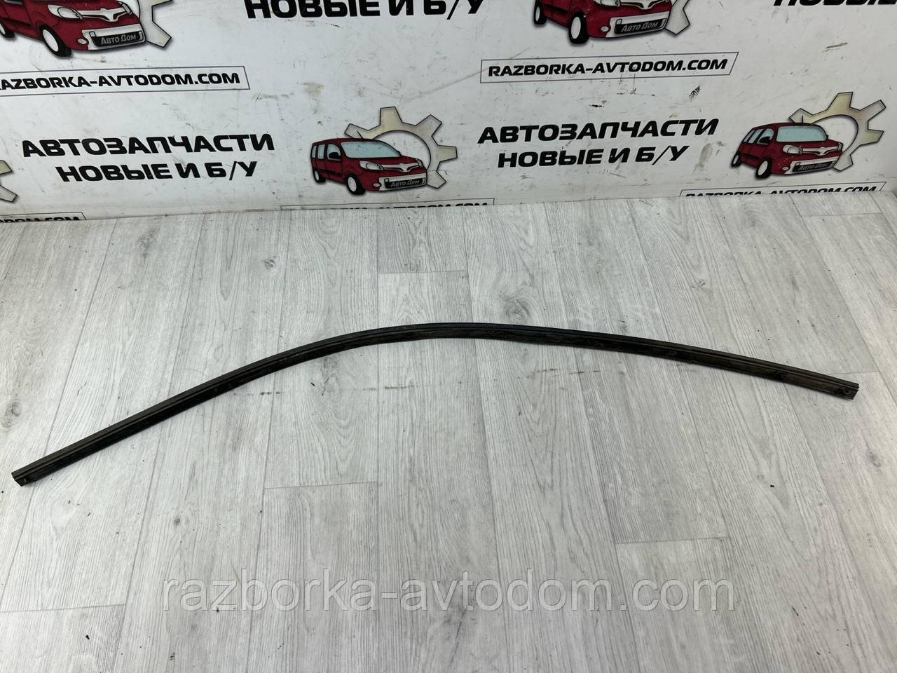 Ущільнювач дверей передньої лівої/порога (нижня) Peugeot 407 (04-11) OE: 9023QY