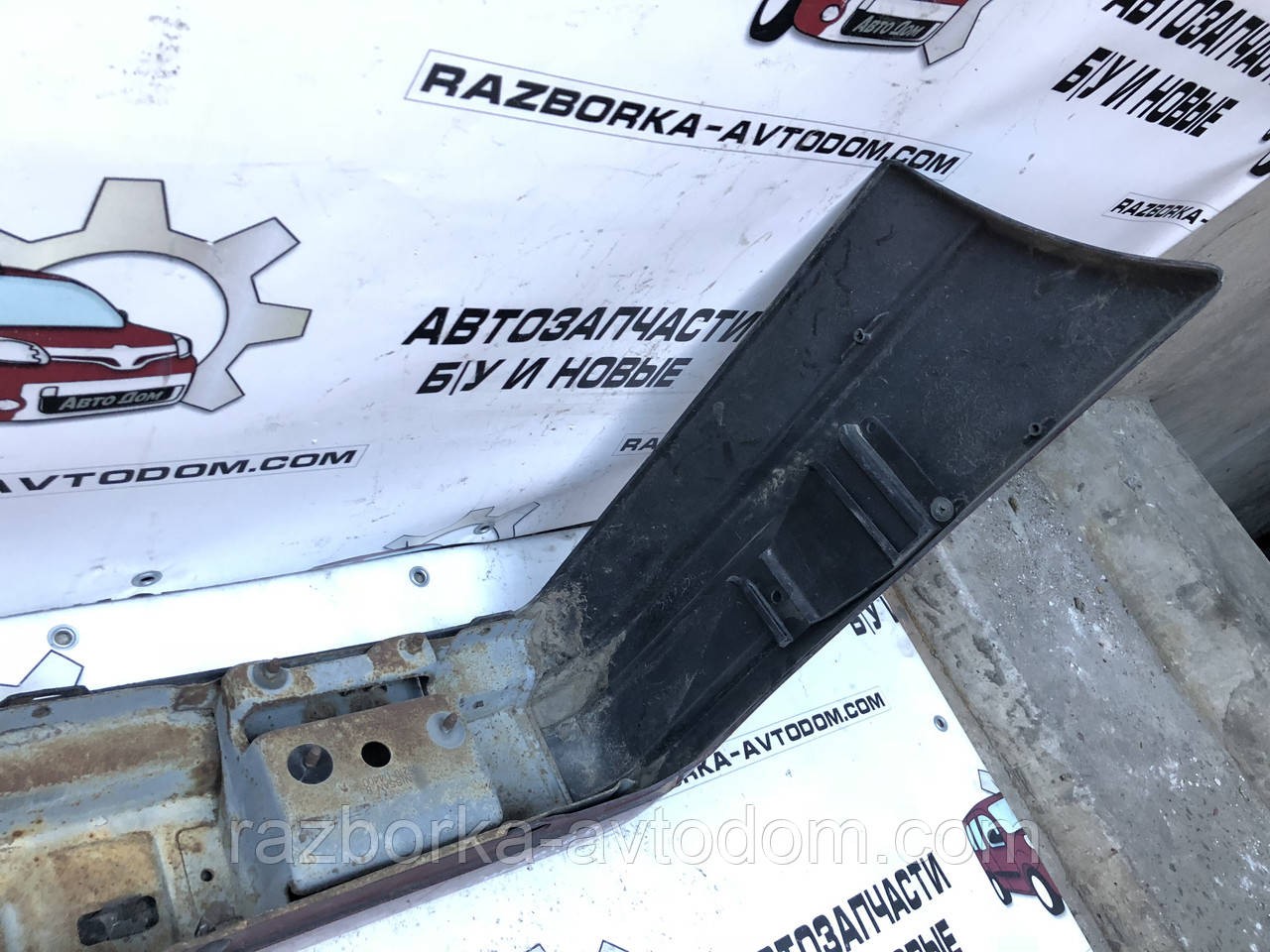 Бампер задній Nissan Bluebird T12/T72 (85-90) 85210-D4400