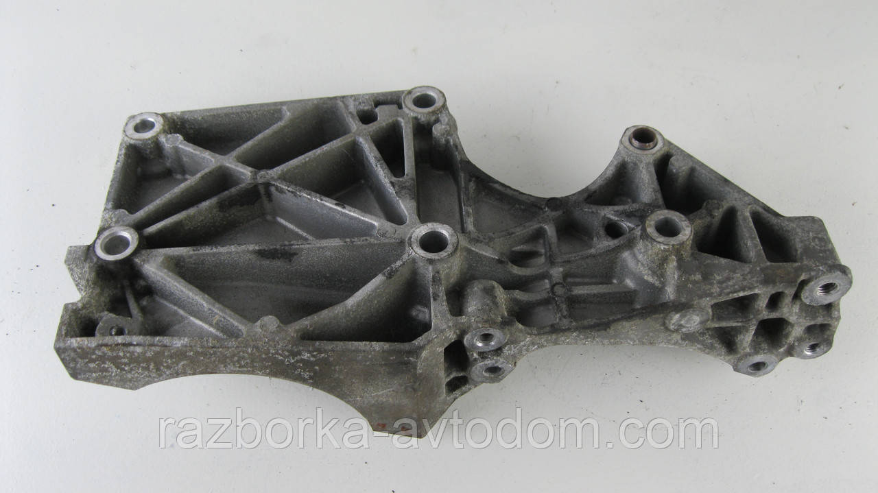 Кронштейн генератора VW Touran (03-10), Golf plus (05-14), Caddy (04-15) OE:038903143AF