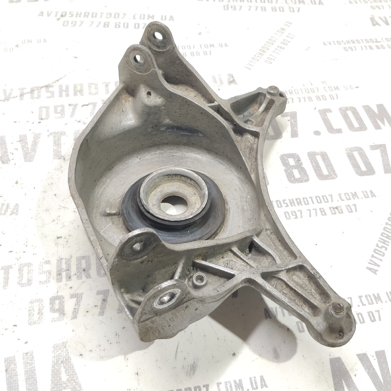Опора амортизатора права Audi A4 B8 07-15 2.0D 8K0412384F