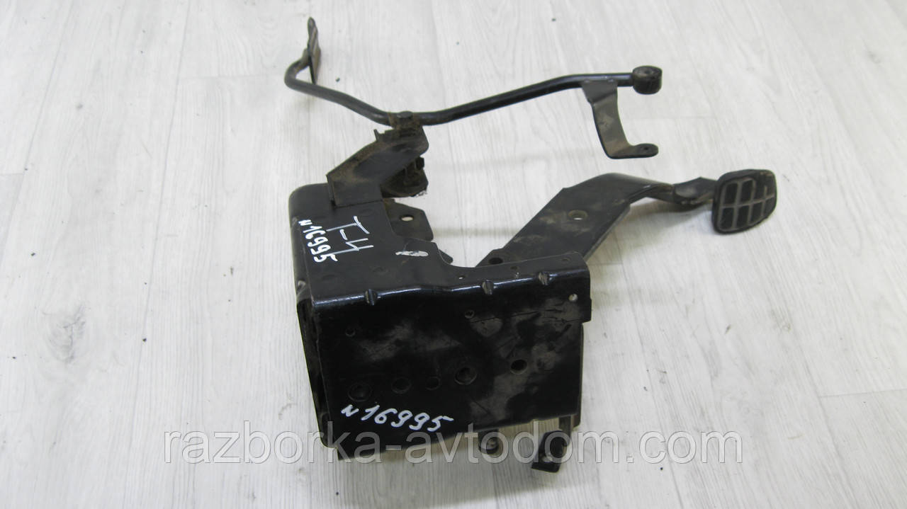 Блок педалей VW T4 (1990-2003) OE: 701721513B