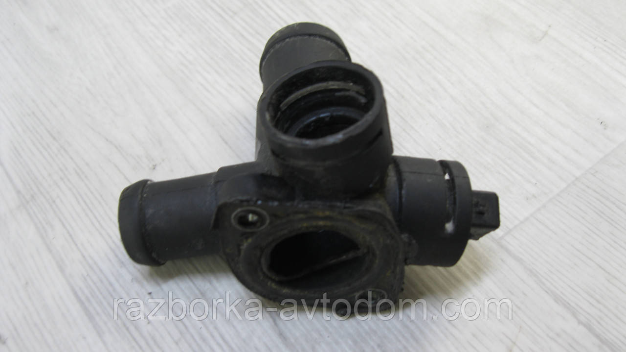 Фланець системи охолодження VW T4 (1990-2003), Golf 2 (1983-1992), Passat B3 (1988-1993) OE: 101456, 068121132