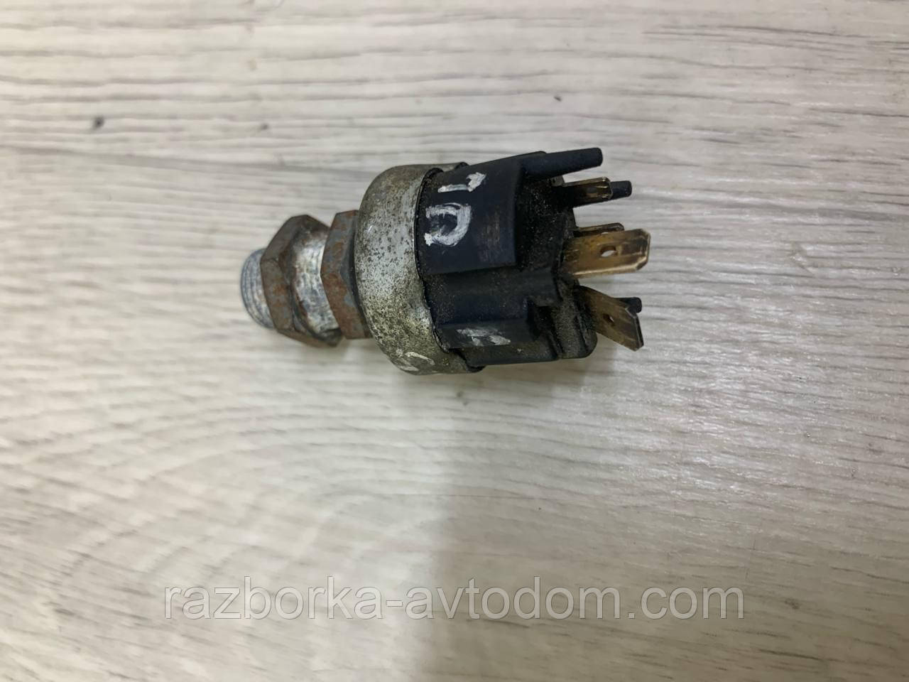 Датчик увімкнення стоп сигналу 2.2 cdi Mercedes Sprinter, VIito, VW LT (96-06) OE:0005459809