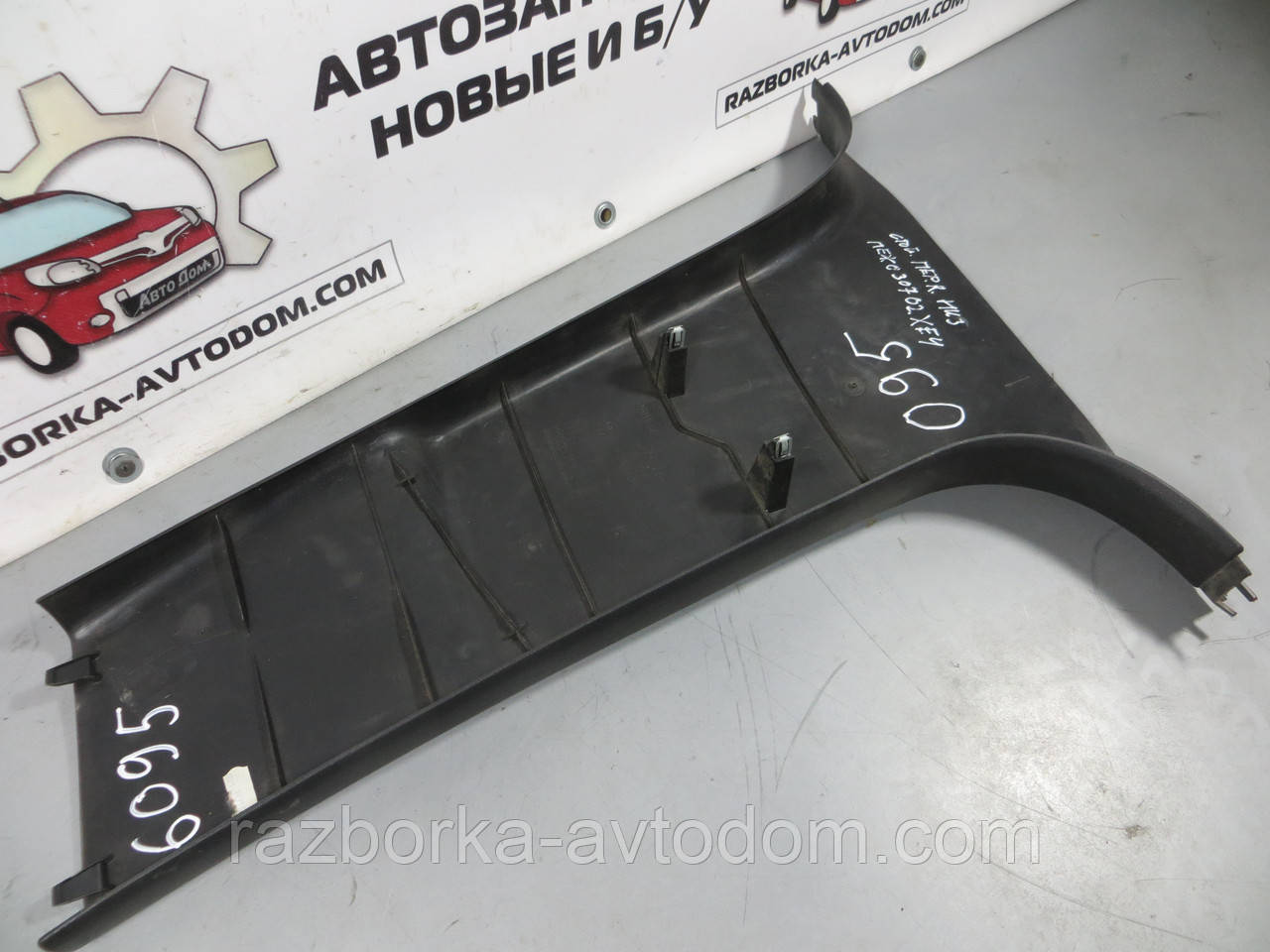 Обшивка стійки нижня права Peugeot 307 (2001-2008) ОЕ: 9632746777