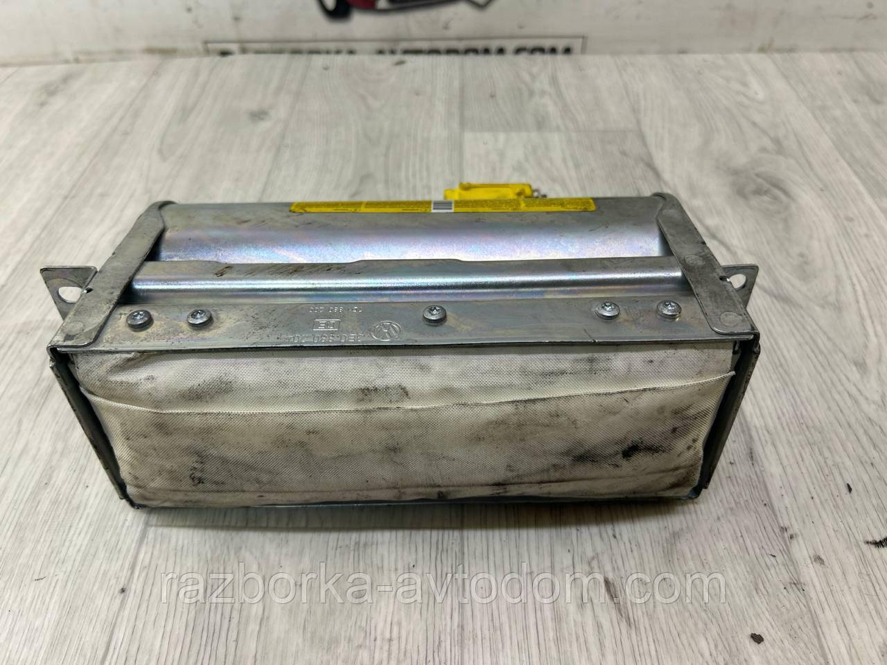 Подушка безпеки (Airbag) у торпедо VW Passat B5 (96-05), Skoda Superb 1 (01-08) OE: 3B0880204H