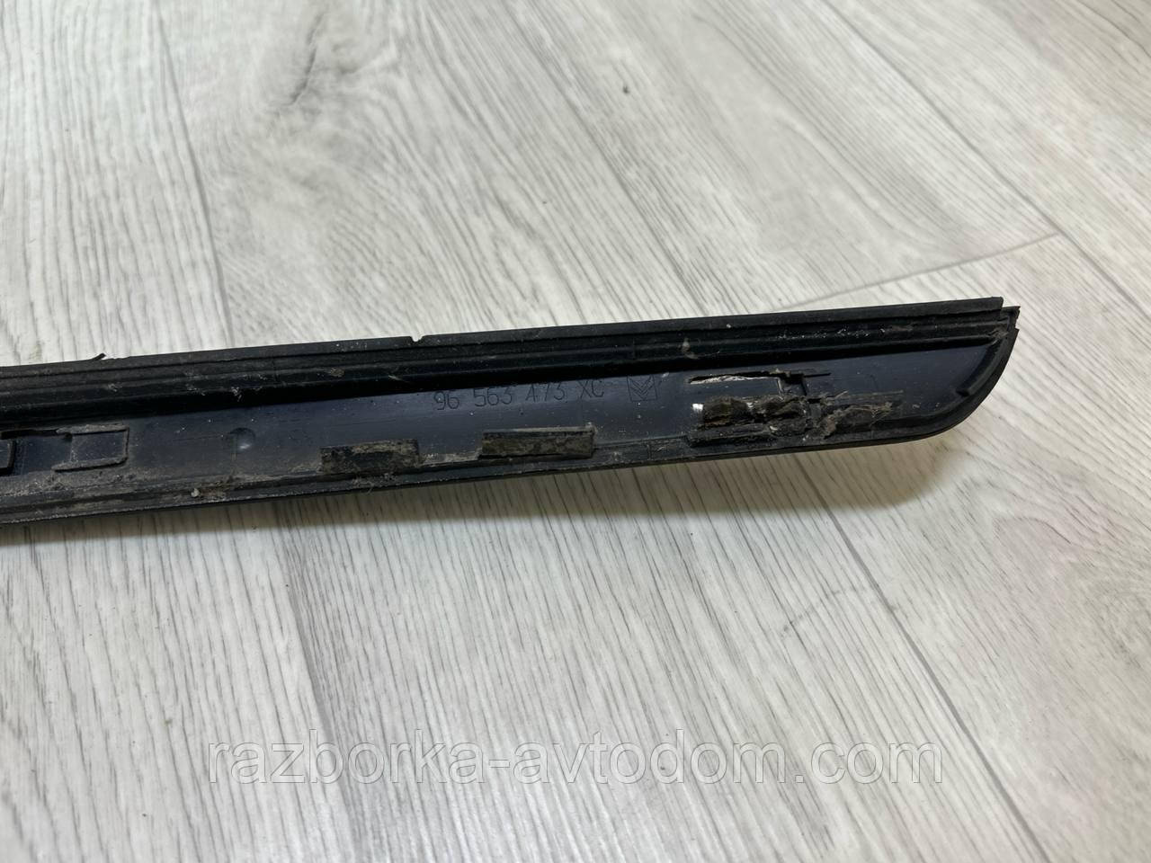 Накладка (молдінг) стійки лобового скла зовнішня права CITROEN C4 (04-08) OE:96563473XC ДЕФЕКТ