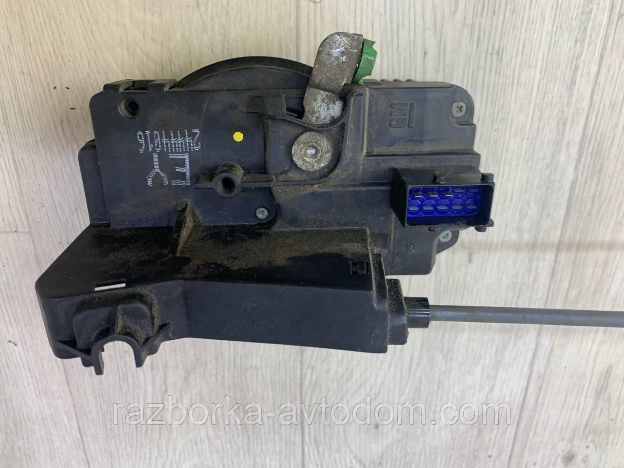 Замок електродверцят передній правій 3 пін Opel Zafira A OE:24444016