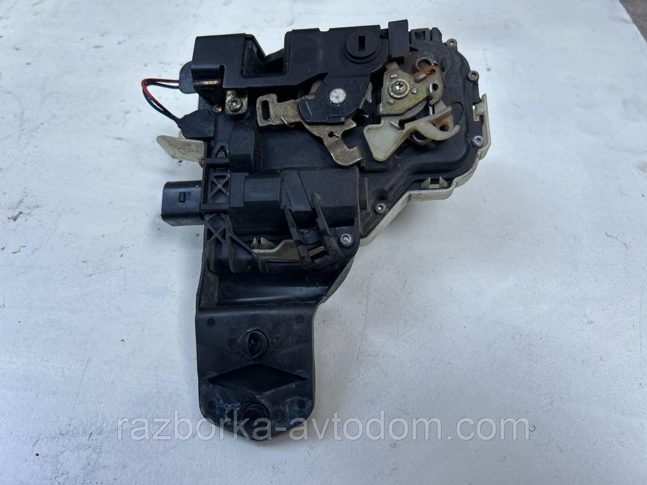 Замок задньої лівої двері (електро 6pin) VW Passat B5 96-05, Golf 4, Skoda SuperB, Caddy 2 OE: 3304839015A