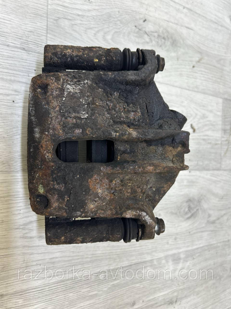 Суппорт передній правий Citroen Berlingo (03-08) OE:4400R7