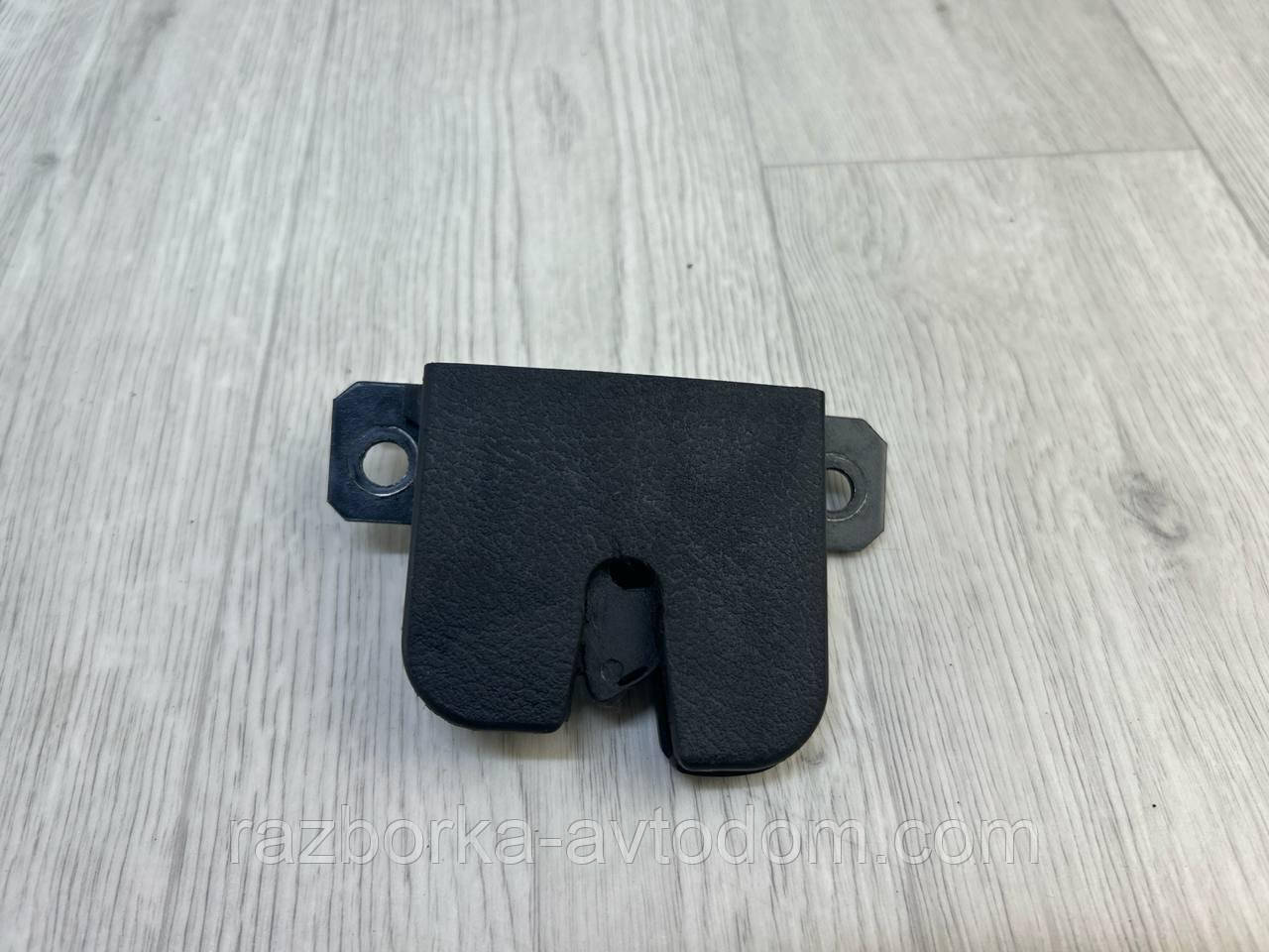 Замок кришки багажника нижній VW Passat B5 (97-00), Seat Ibiza (02-11), Leon (99-06) OE:3b9827505c