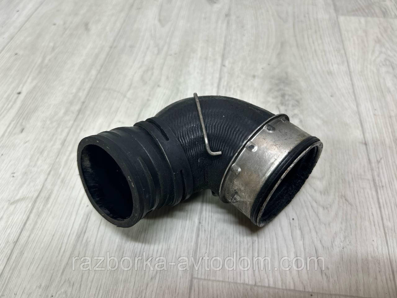 Патрубок інтеркулера верхній лівий 1,9TDI, 2.0TDI SKODA Superb 1 (02-08), Audi A4 B6 b7. OE:3B0145838A