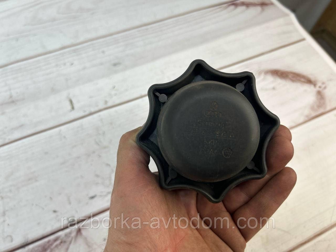 Болт кріплення запаски (запасного колеса) VW Passat B5 (96-05) OE:3b9803899a