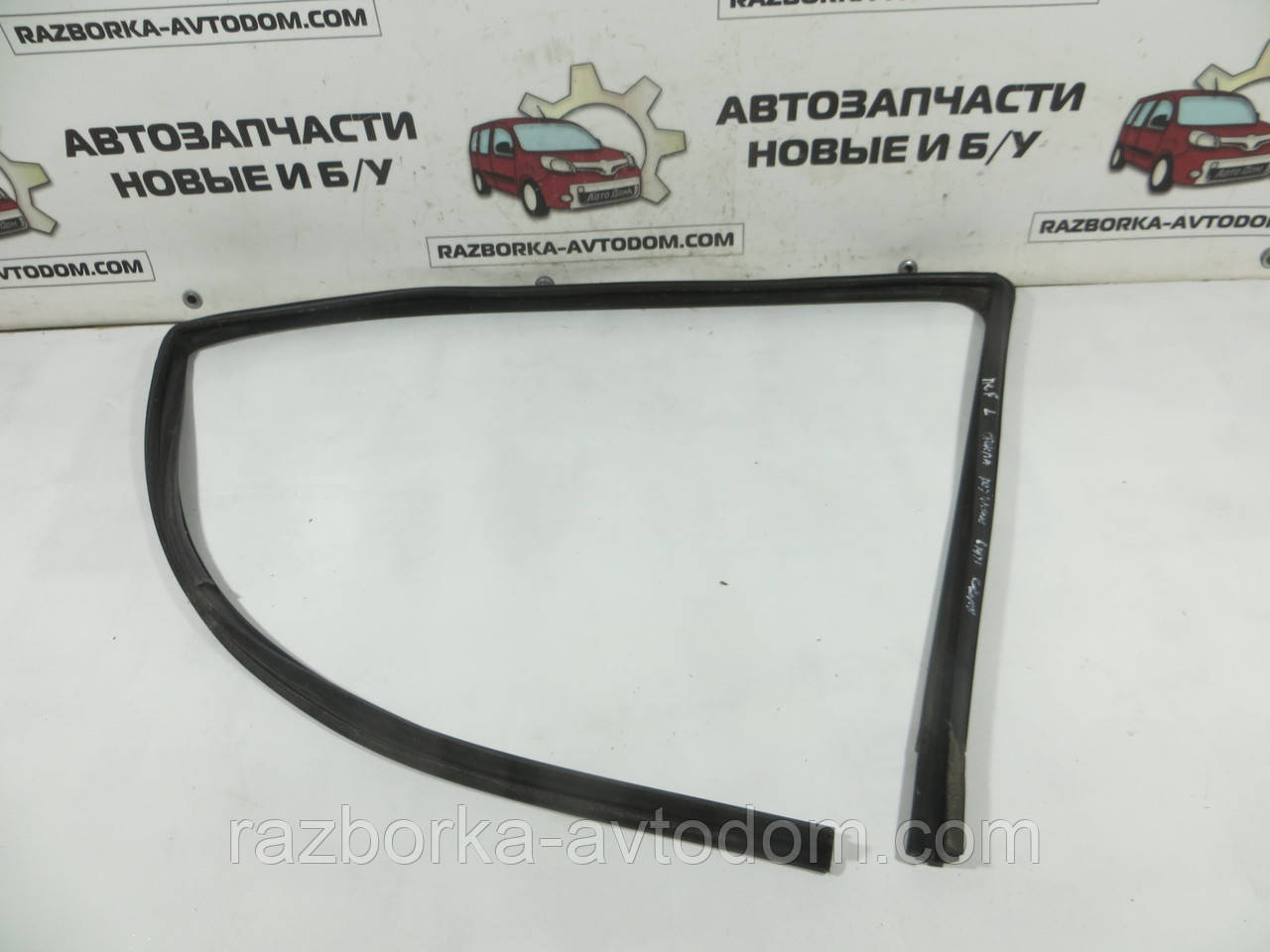 Щільна гумка скла передня лівих дверей Opel Zafira A (1999-2005) ОЕ: 90579538