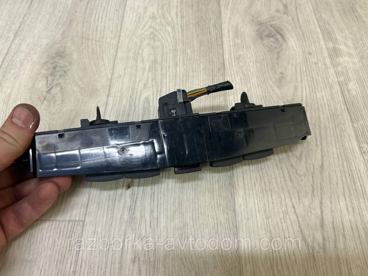 Кнопка аварийки Opel Zafira B (05-10), Astra H OE:13100116