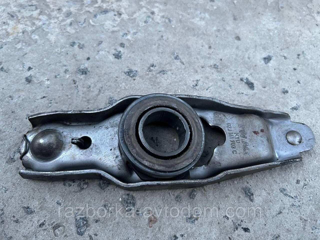 Виделка витискного підшипника зчеплення МКПП КПП VW Golf 4, Skoda Octavia, Touran, Transporter 1,9td OE:02J141703C