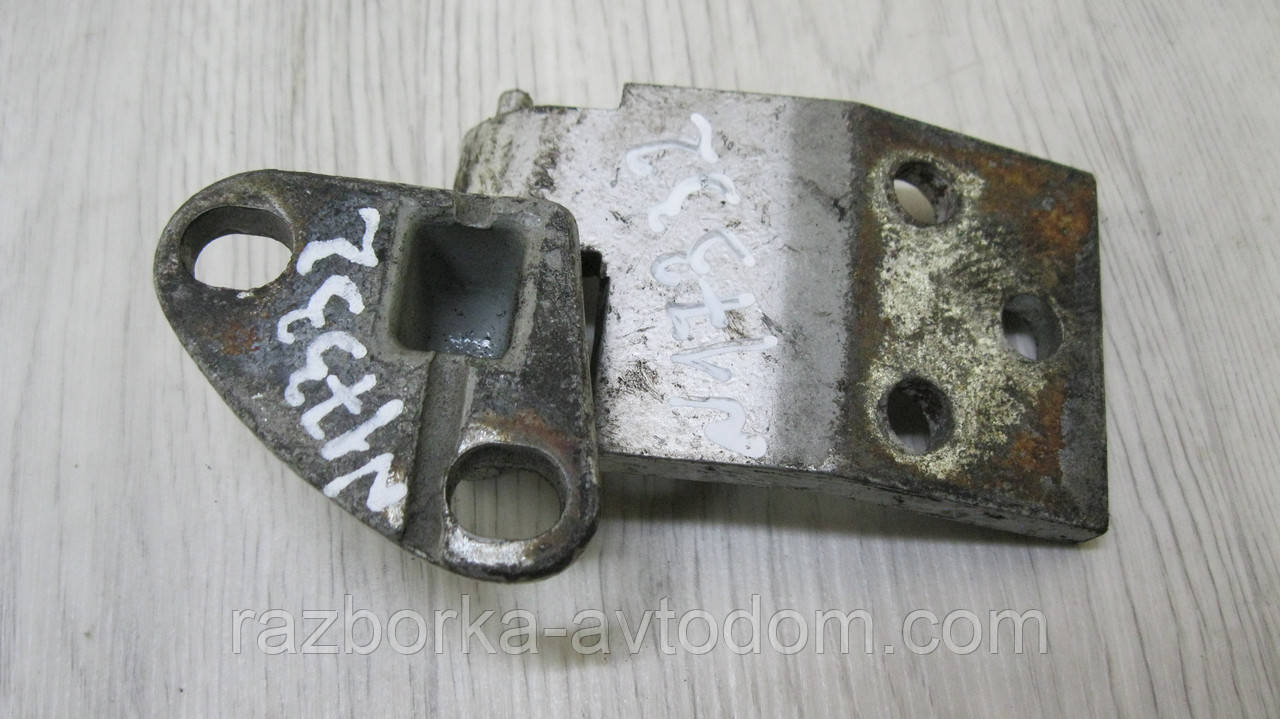 Петля дверей передньої правої Mercedes Vito W638 (1996-2003) OE: A6387201237