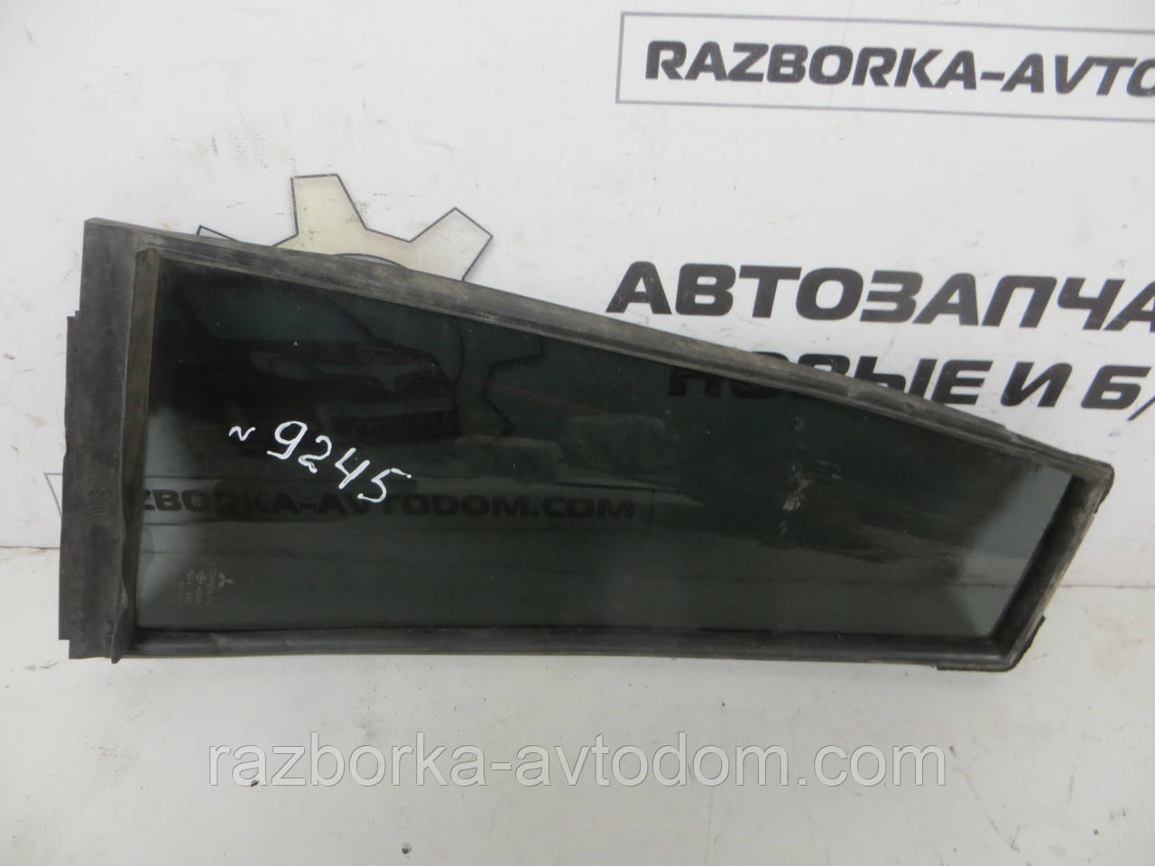 Скло правих задніх дверей Mitsubishi Pajero Sport 1 (1997-2009) OE:MR237977