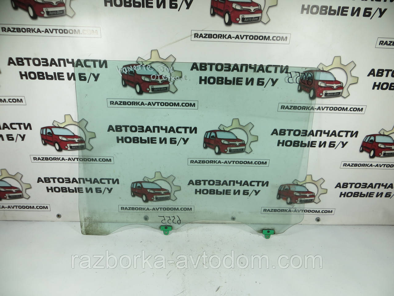 Скло дверцят правої бічної (від'їзної) Nissan Vanette C23 (1991-2001). ОЕ: 823007C300