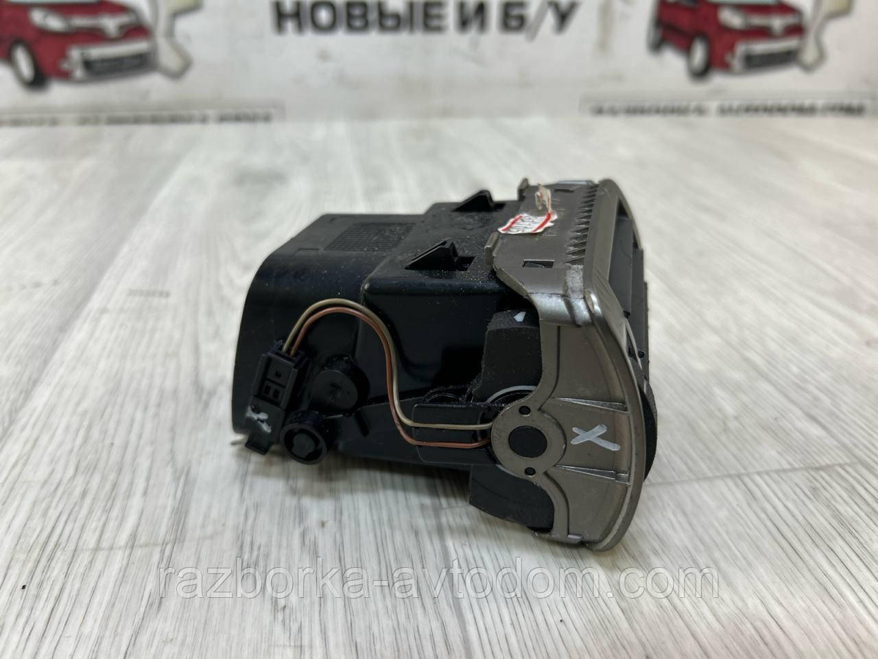 Повітропровід/дефлектор обігріву салону правий SKODA Superb 1 (02-08) OE:3u0819702