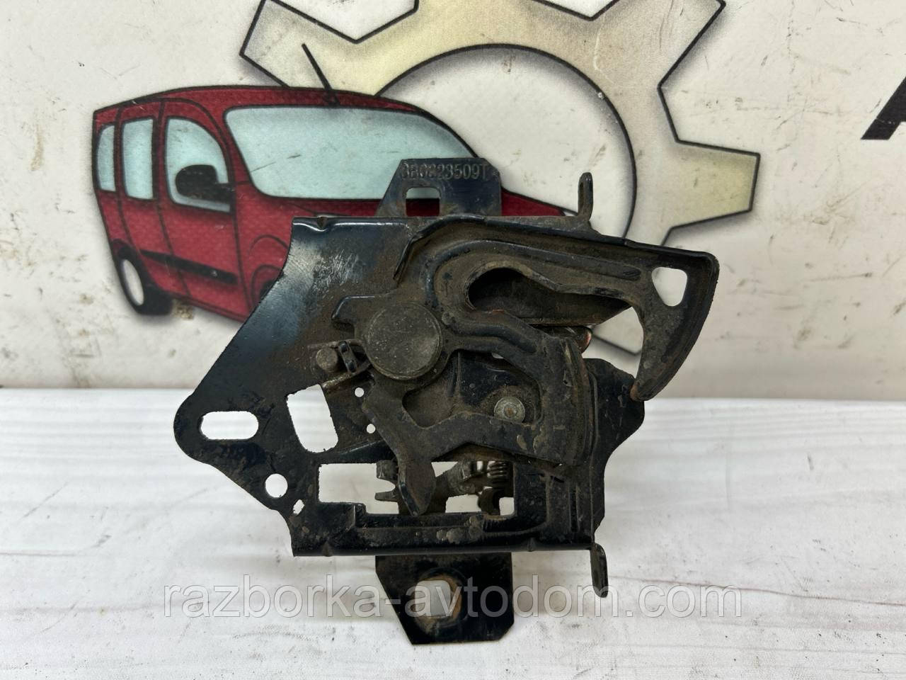 Замок капота VW Passat B5 (96-00) OE:3b0823509t