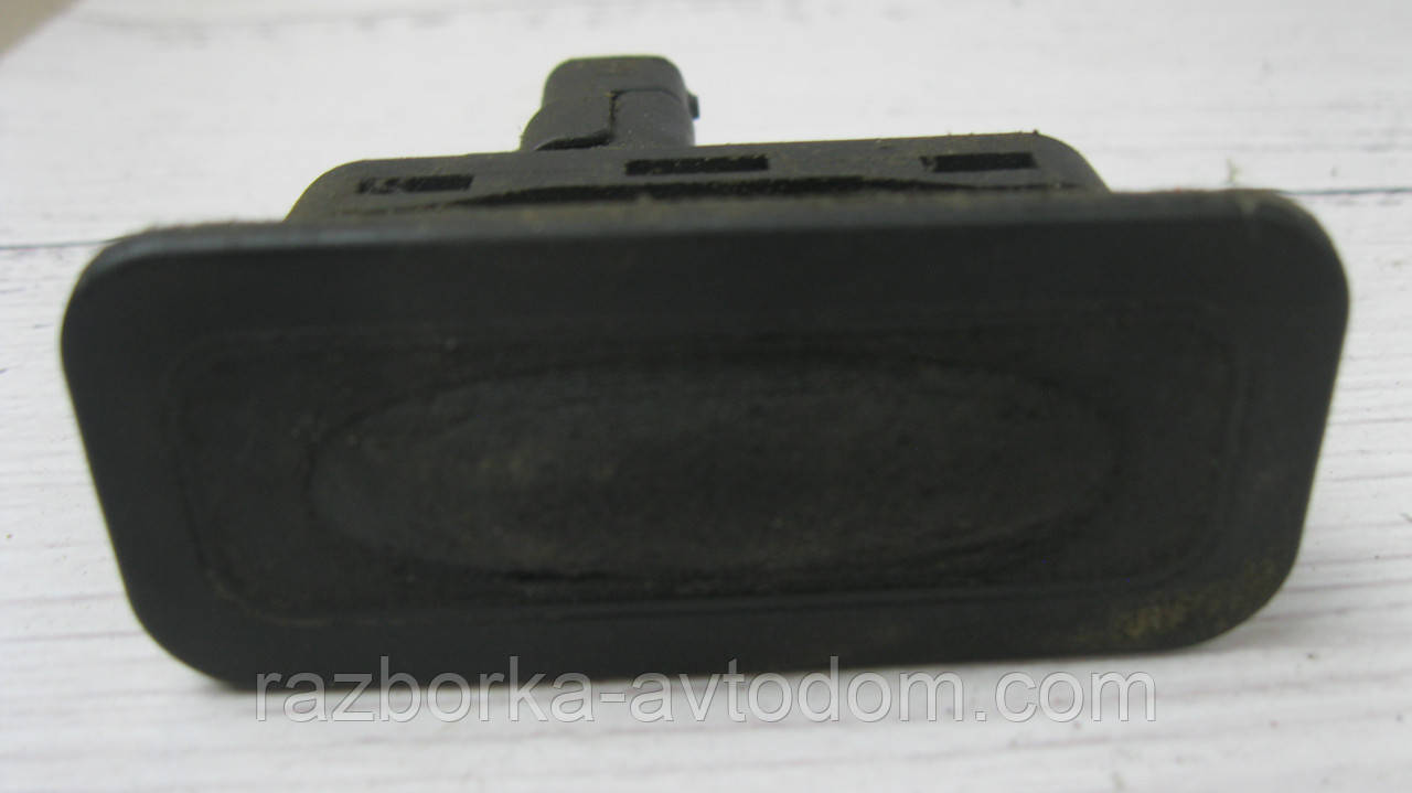 Кнопка відкривання кришки багажника універсал Renault Laguna 2, 3 (2001-2015), Megane 2 OE:8200076258