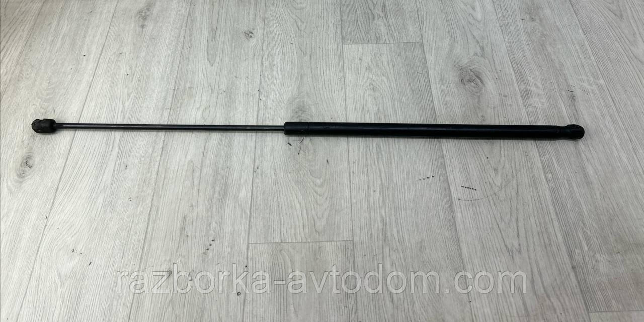 Амортизатор капота Skoda Superb 1 (02-08) OE:3u0823359