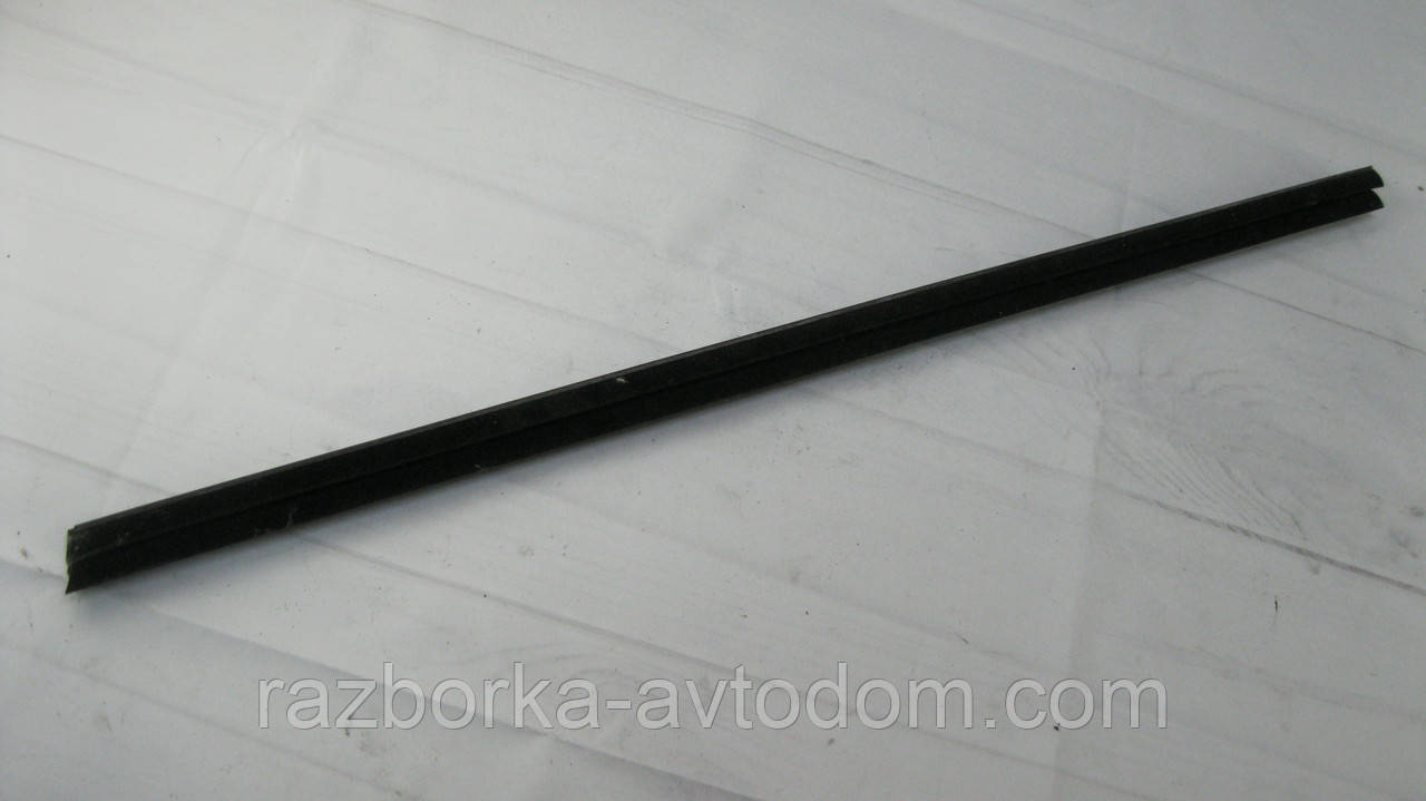 Ущільнювач скла дверей передньої лівої Opel Zafira B (2005-2010) OE:13132073