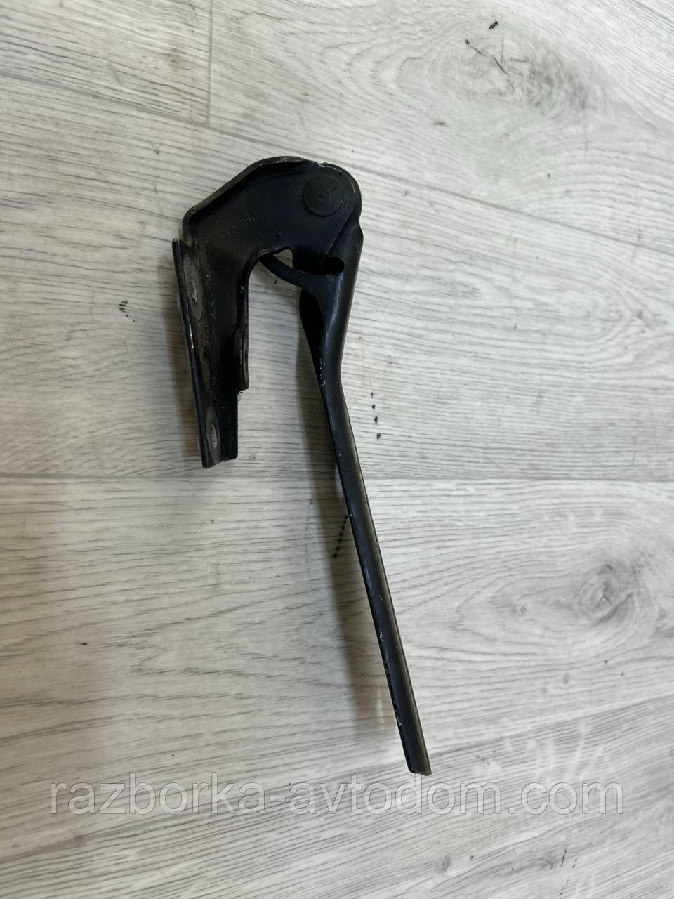 Петля капота правая SKODA Superb 1 (02-08), VW Passat B5 OE:3b0823302a