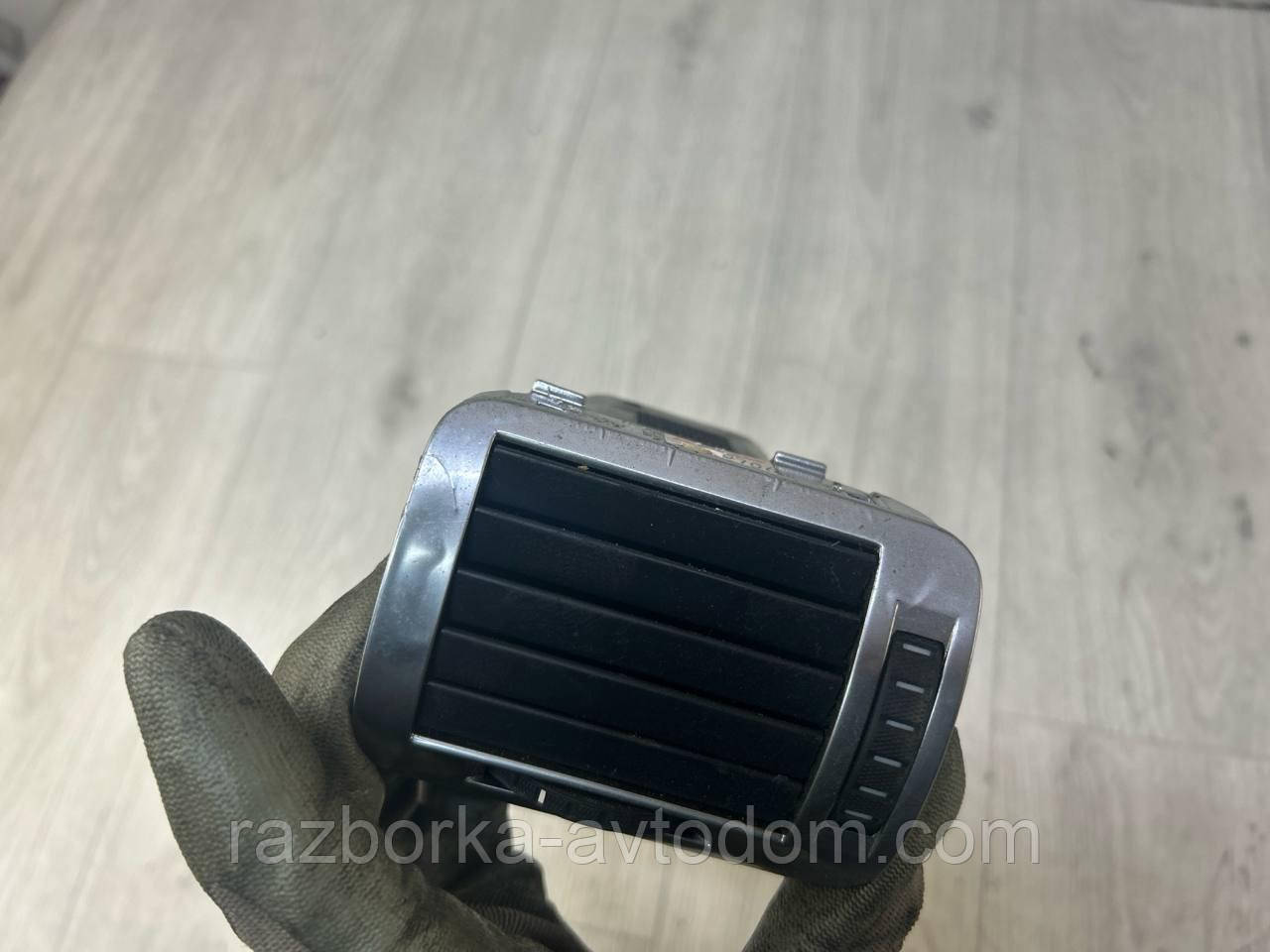 Дефлектор (повітря) торпеди лівий Skoda Superb 1 (02-08) OE:3u0819701g