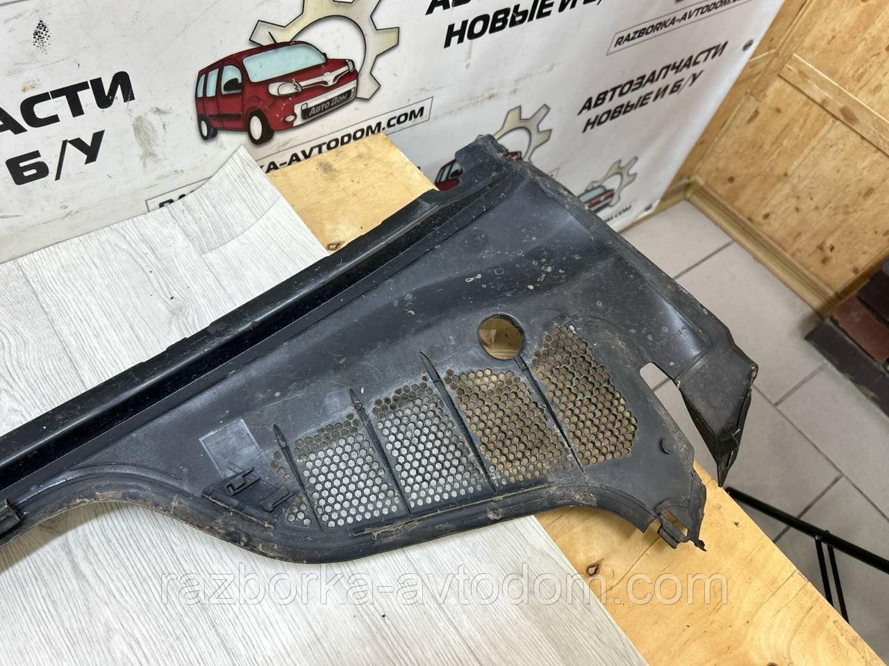 Пластик/накладка під лобове скло (жабо) Peugeot 308 (07-13) OE:9673257380