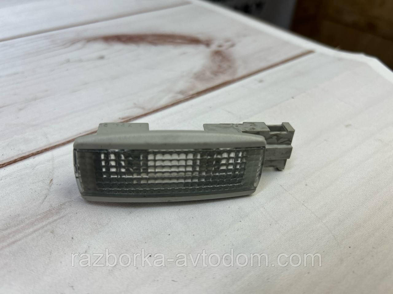 Плафон освітлення салону VW Passat B5, Golf 4, Transporter T5, T6, Skoda SuperB OE:3b0947113